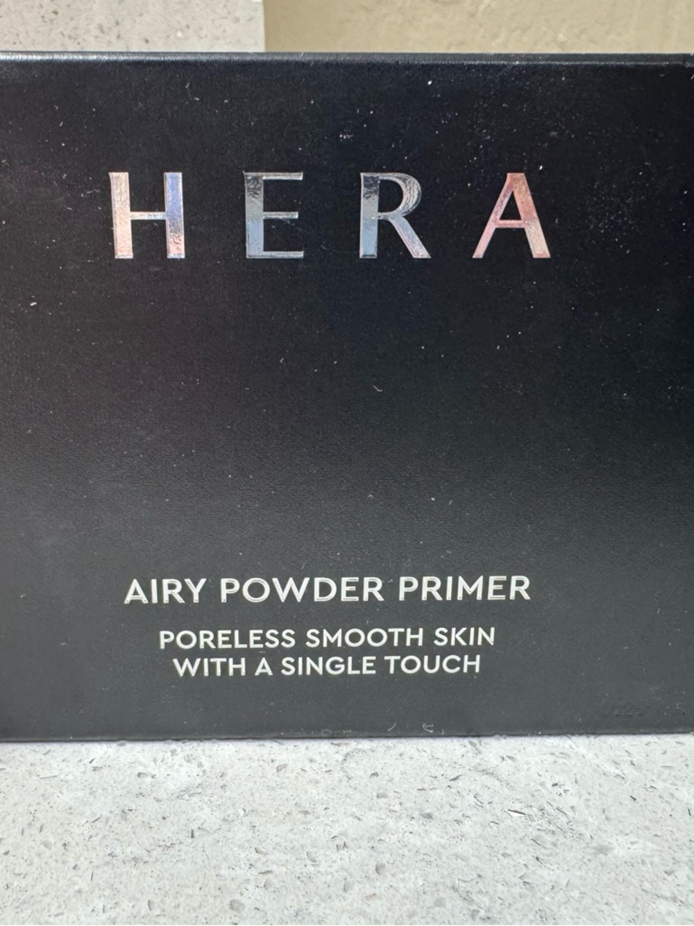 Hera Collection Airy Powder Primer — Black